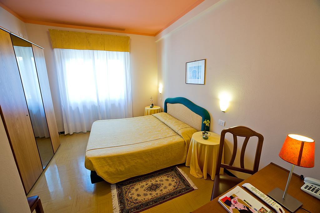 Hotel Europa Porlezza Habitación foto