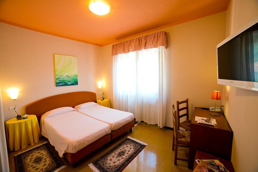 Hotel Europa Porlezza Habitación foto